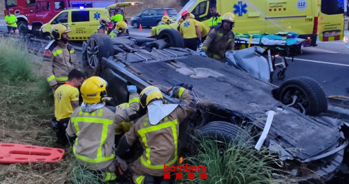 Un coche vuelca en la Ronda Litoral de Barcelona / BOMBERS 