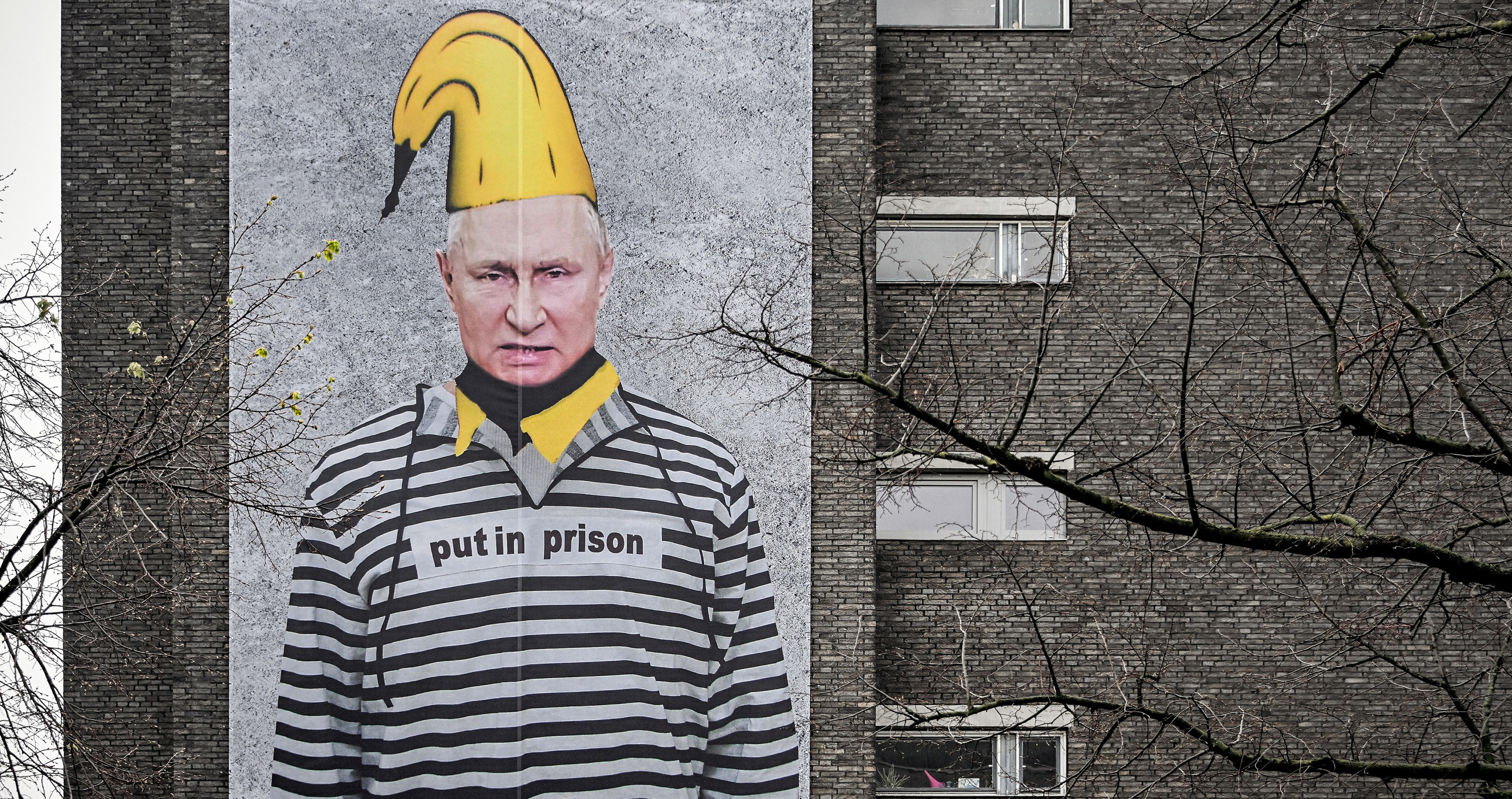 Una pancarta de diez por seis metros con la imagen del presidente ruso Vladimir Putin cuelga de la fachada de un edificio este martes en Colonia, Alemania / EFE