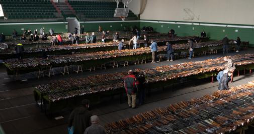 Polideportivo de la caserna de la Guardia Civil, alojando la subasta de armas/ LUIS MIGUEL AÑON (CG)