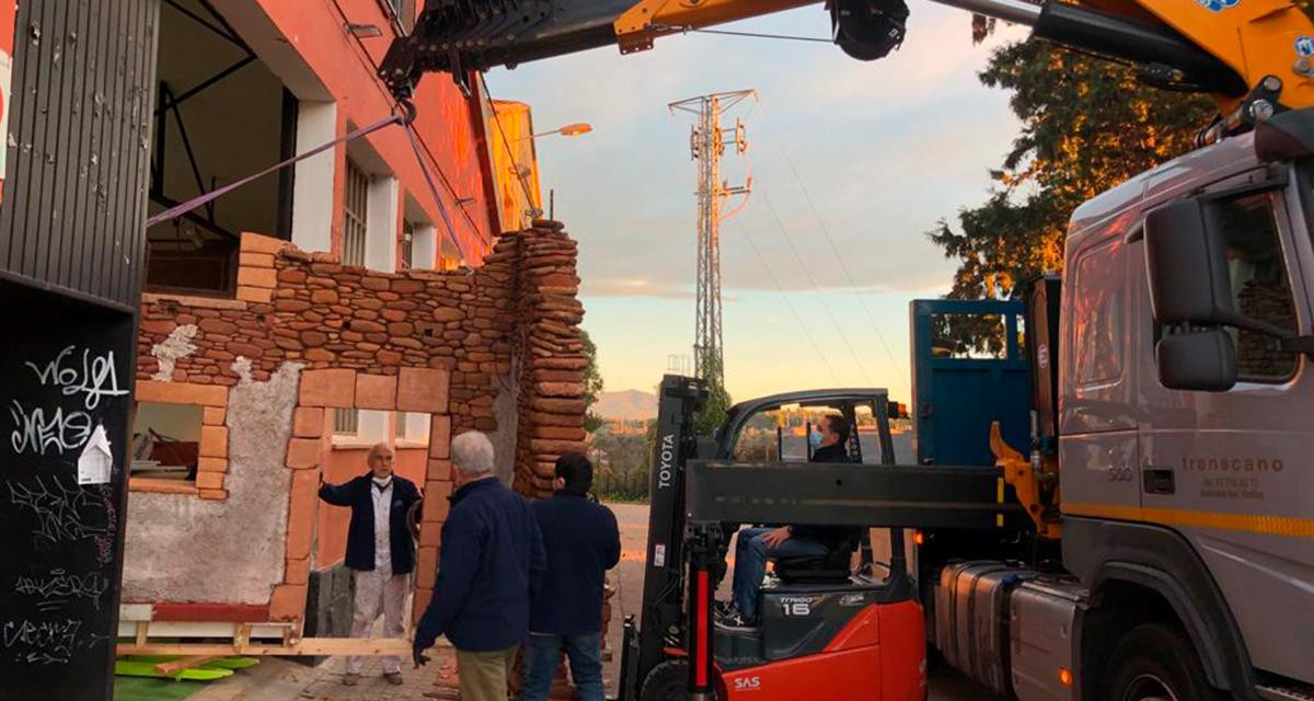 Traslado de las piezas del pesebre de Sabadell de los talleres a la plaza del ayuntamiento / APS