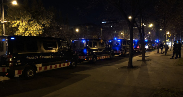 Furgones de Mossos a escasos metros de los CDR que cortan la Meridiana / TWITTER