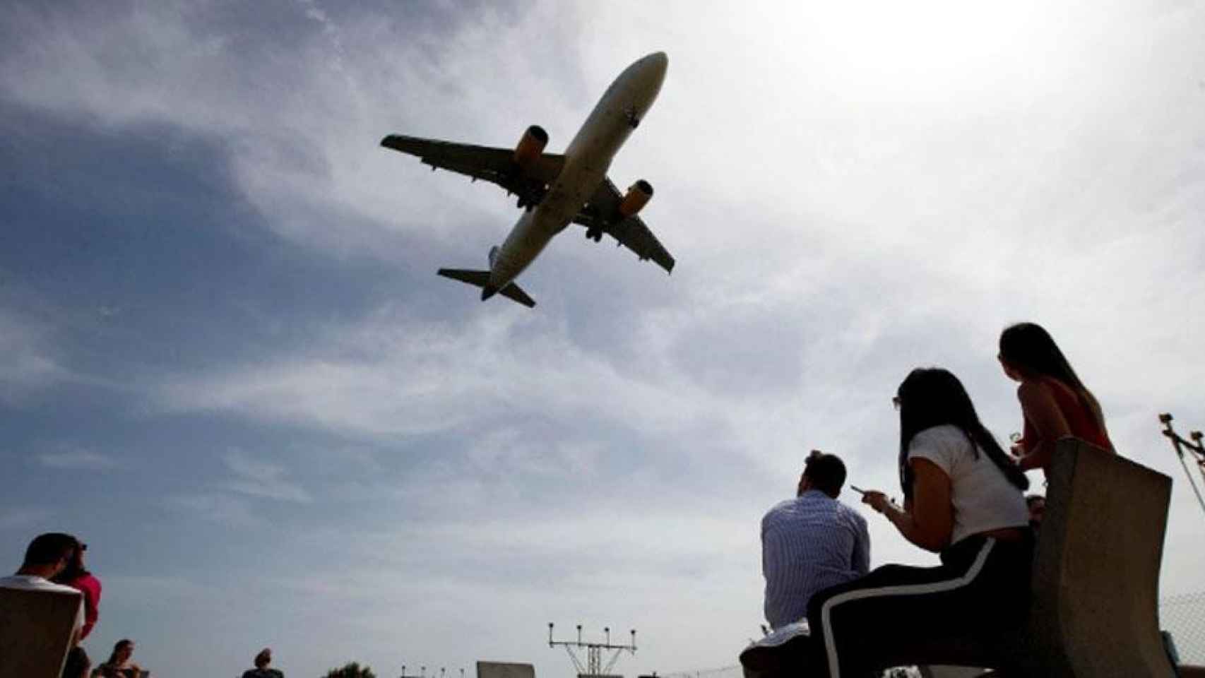 Un avión de Vueling aterriza en el Aeropuerto de Barcelona-El Prat / EFE