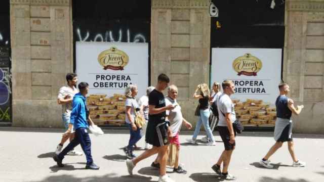 Un grupo de turistas pasa delante de la futura tienda de Torrons Vicens en la Rambla / METRÓPOLIS (Jordi Subirana)