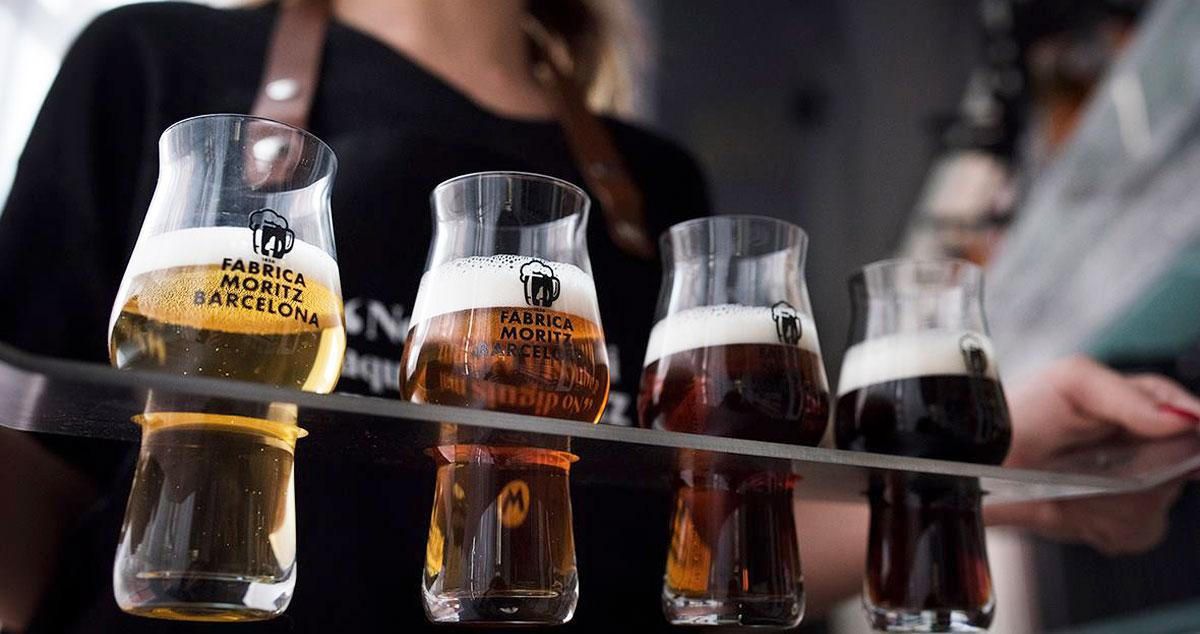 Una camarera lleva vasos con distintos tipos de cerveza Moritz / Moritz