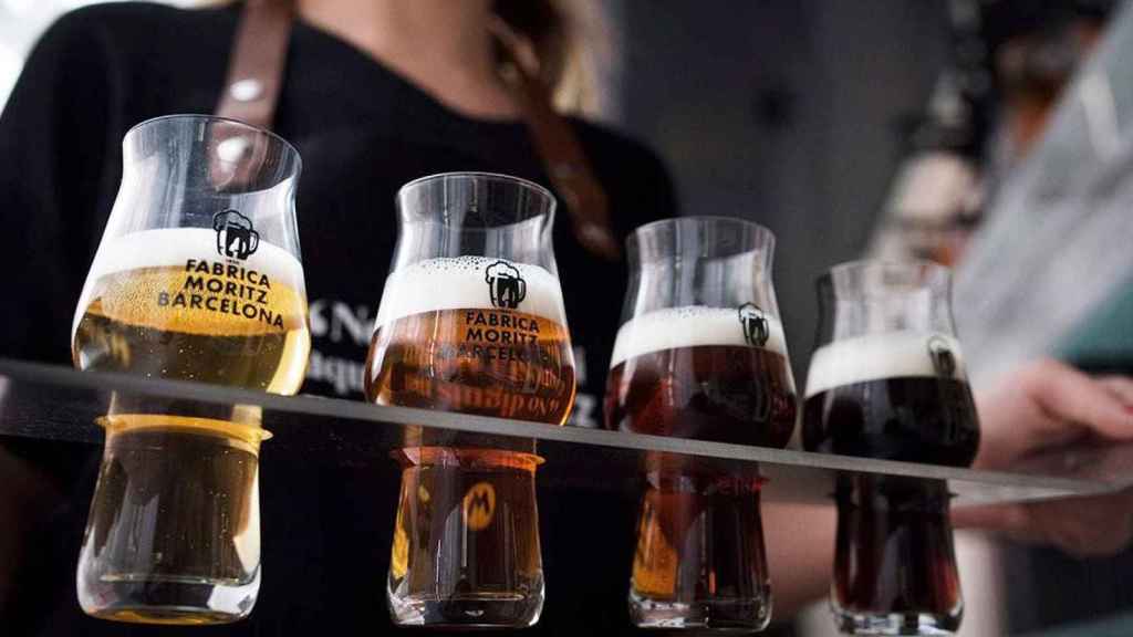 Una camarera lleva vasos con distintos tipos de cerveza Moritz / Moritz