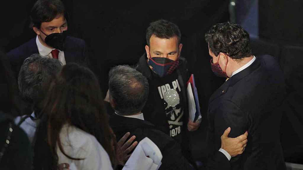 El presidente del FC Barcelona, Joan Laporta, junto al presidente de Audax Renovables, José Elías / EFE