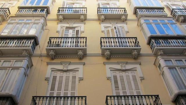 Fachada de un edificio a punto para su rehabilitación / EP