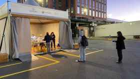 Personas esperando para realizarse el test de antígenos en una de las carpas instaladas en Mercabarna