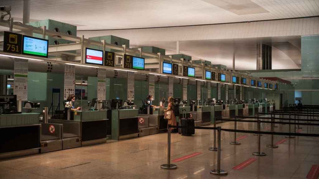 Mostradores de aerolíneas vacíos / EP