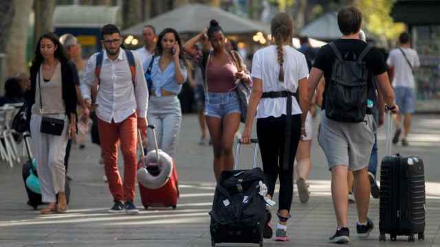 Turistas paseando por Las Ramblas de Barcelona (España) / EFE