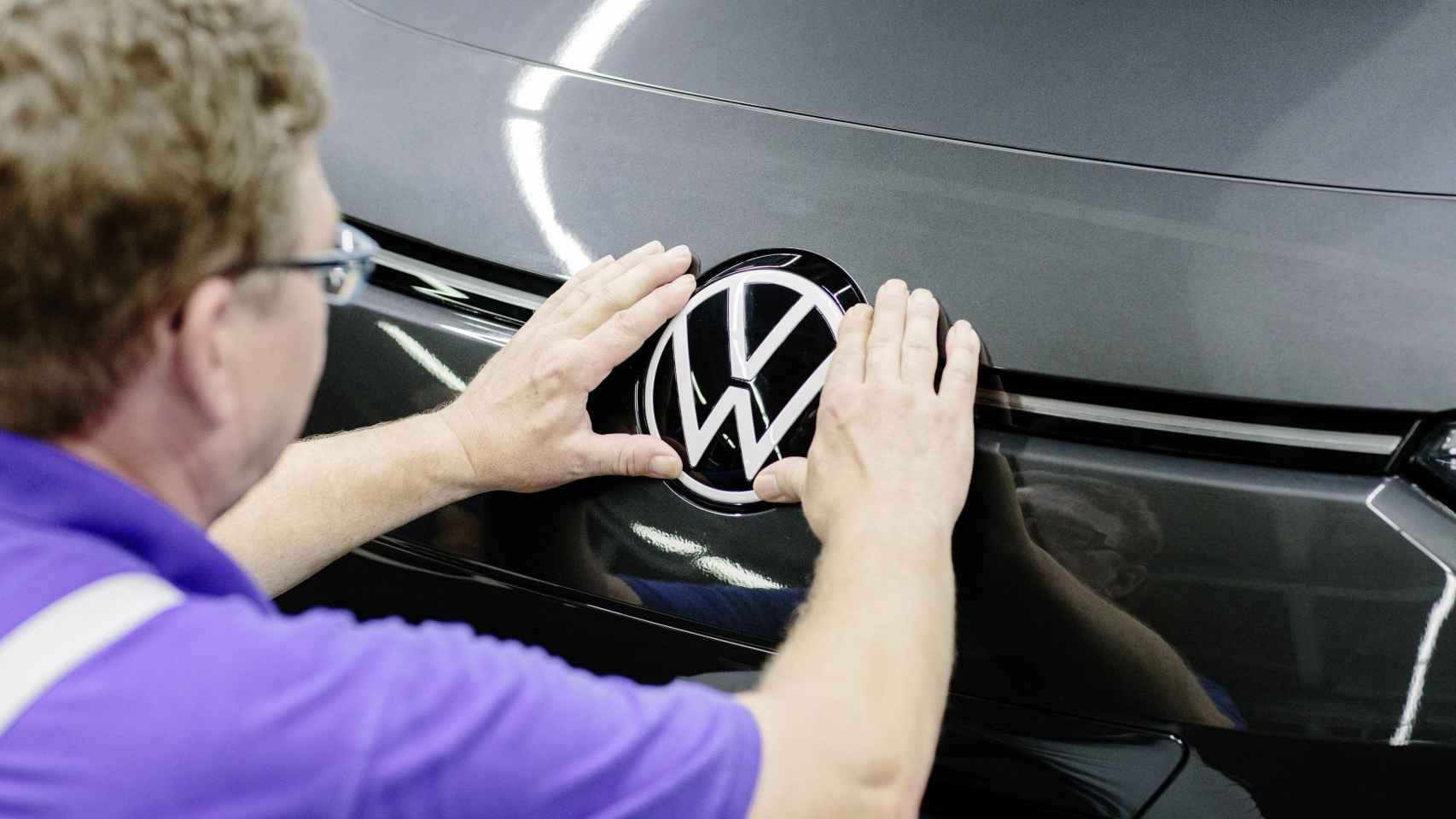 Un operario en una planta de Volkswagen / EUROPA PRESS