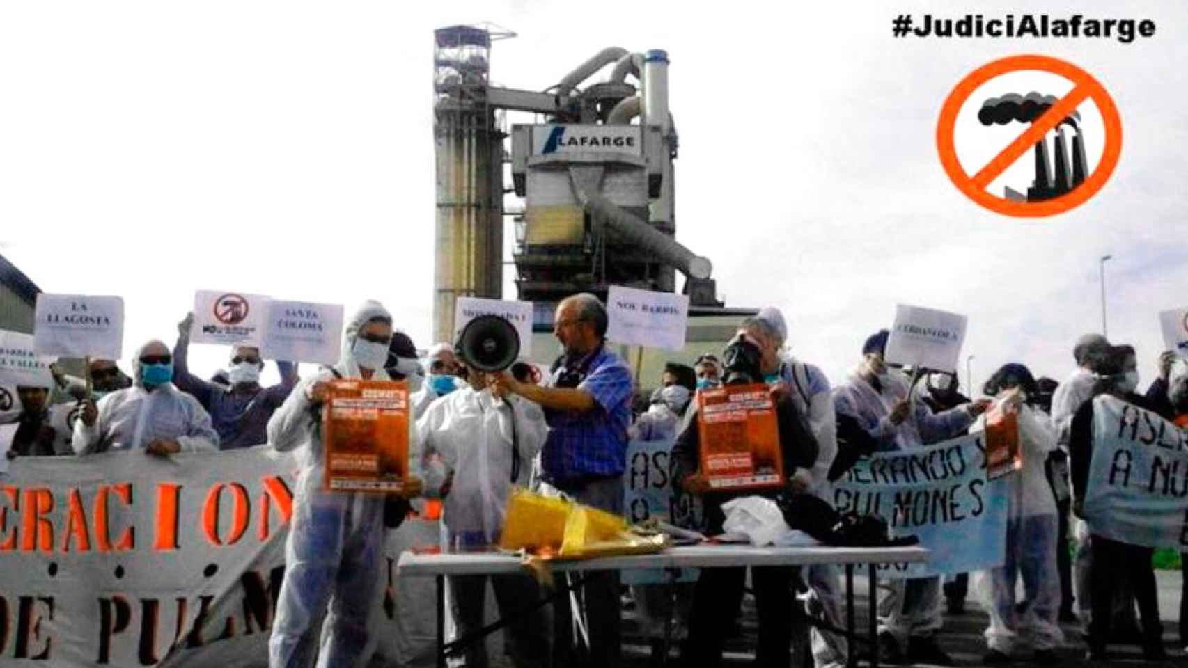 Protesta ante la cementera Lafarge en Montcada / TWITTER