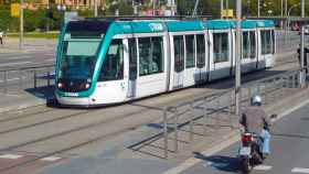 Un convoy del Tram que circula por Barcelona / AJ. BARCELONA