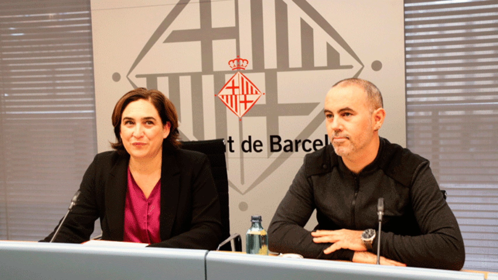 Eloi Badia (d), responsable de medio ambiente y de la gestión del agua del AMB, junto a la alcaldesa, Ada Colau / CG