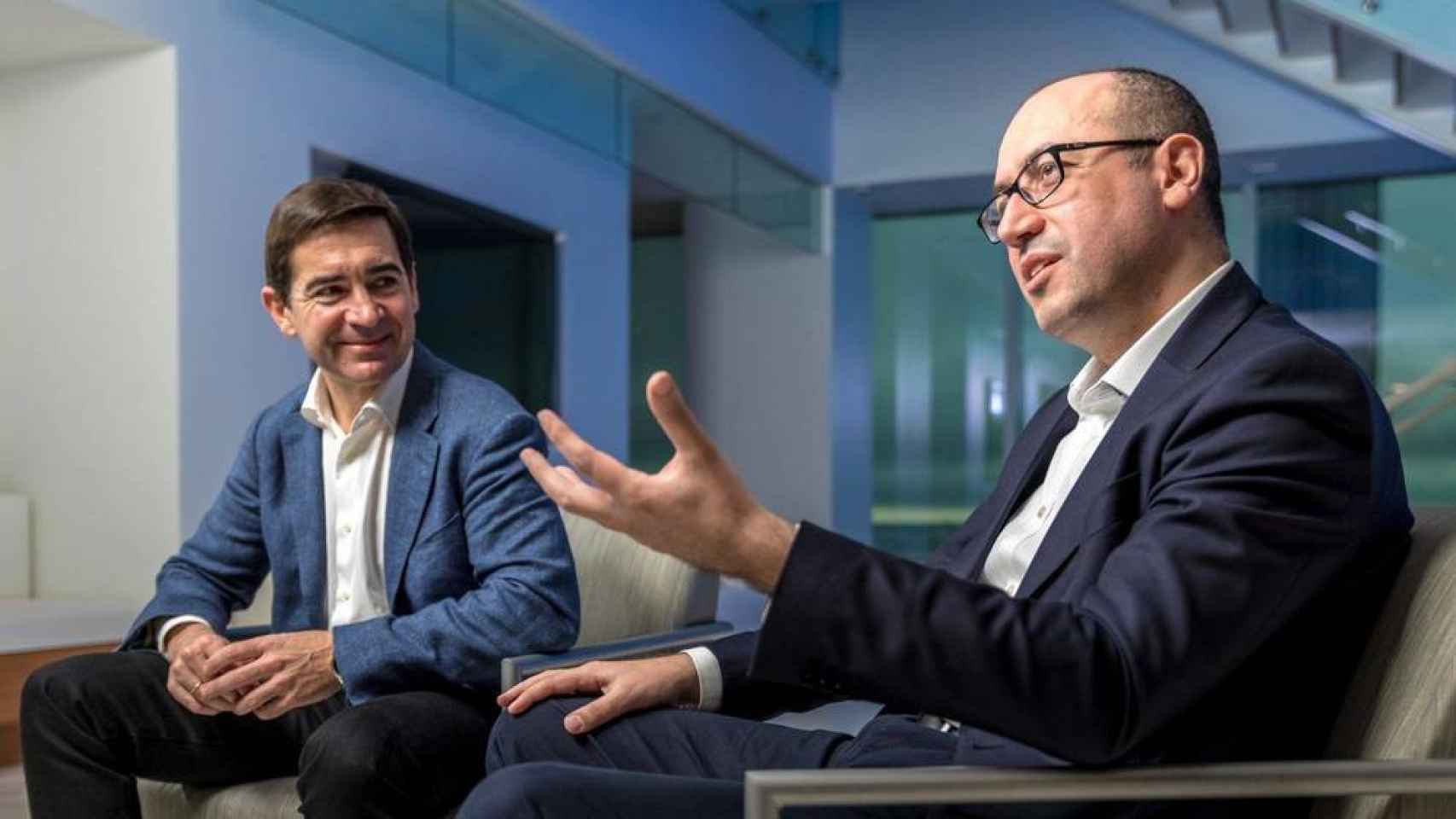 A la izquierda, Carlos Torres Vila, junto a Onur Genç, desde enero presidente y consejero delegado, respectivamente, de BBVA