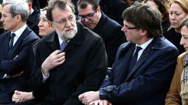 El presidente del Gobierno, Mariano Rajoy (d), y el 'president' de Cataluña, Carles Puigdemont / EFE