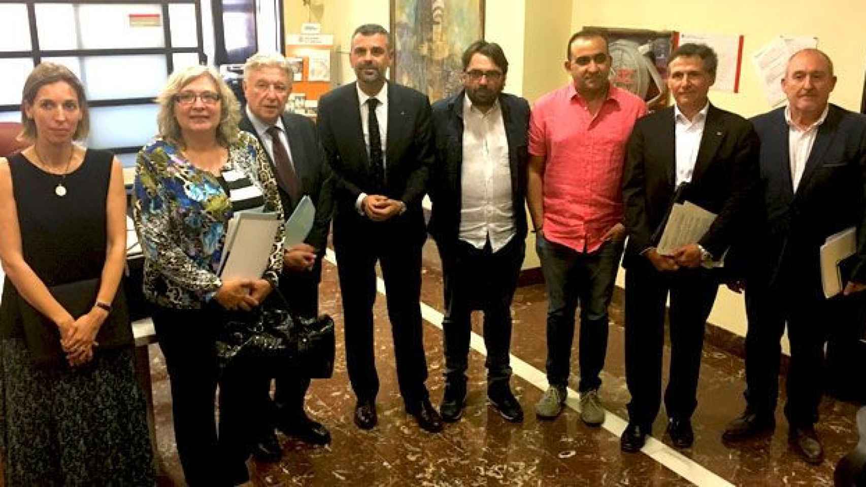 Santi Vila (c) en la presentación del Pacto Nacional por la Industria junto a Àngels Chacón (Industria); Roser Morer (Fepime); Josep Lluís Cabestany (Foment del Treball); Camil Ros (UGT); Javier Pacheco (CCOO); Joan Maria Gimeno (Pimec); y Joan Aregio (Ge