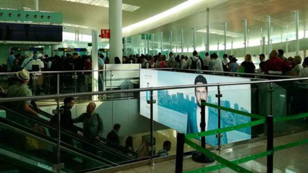 Colas en el control de pasaportes para pasajeros de fuera del espacio Schengen en el aeropuerto de El Prat / @BCNLote22