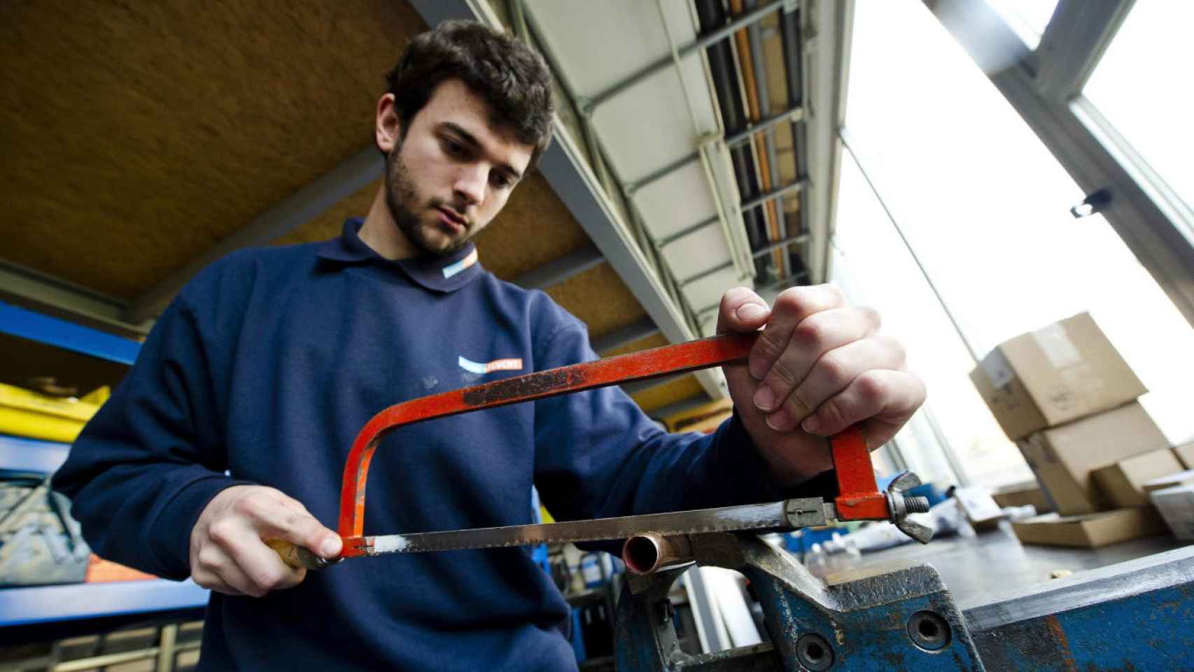 Un joven trabajando en un taller / EFE