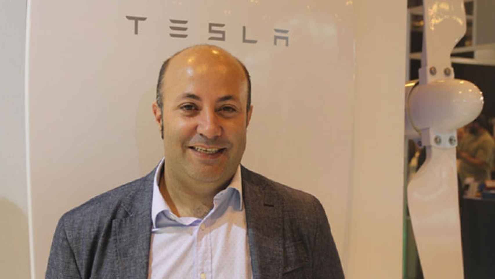 Juan de Dios, adjunto a la dirección de Bornay, distribuidora de la batería Tesla en España, junto al logo de la multinacional / CG