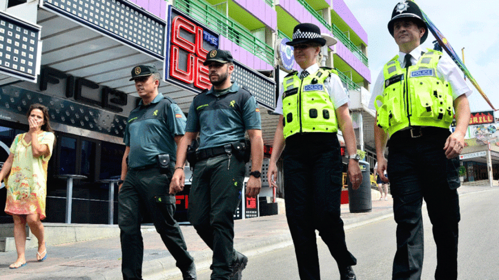 Policías británicos patrullan junto a Guardias Civiles en el resort de Magaluf (Mallorca).