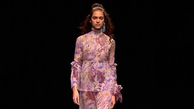 Una modelo luce una de las creaciones de la firma Loa by Loa de Lidia Aguilera / EFE