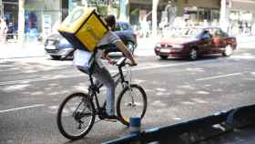 Un 'rider' de Glovo en su bicicleta de reparto / EP