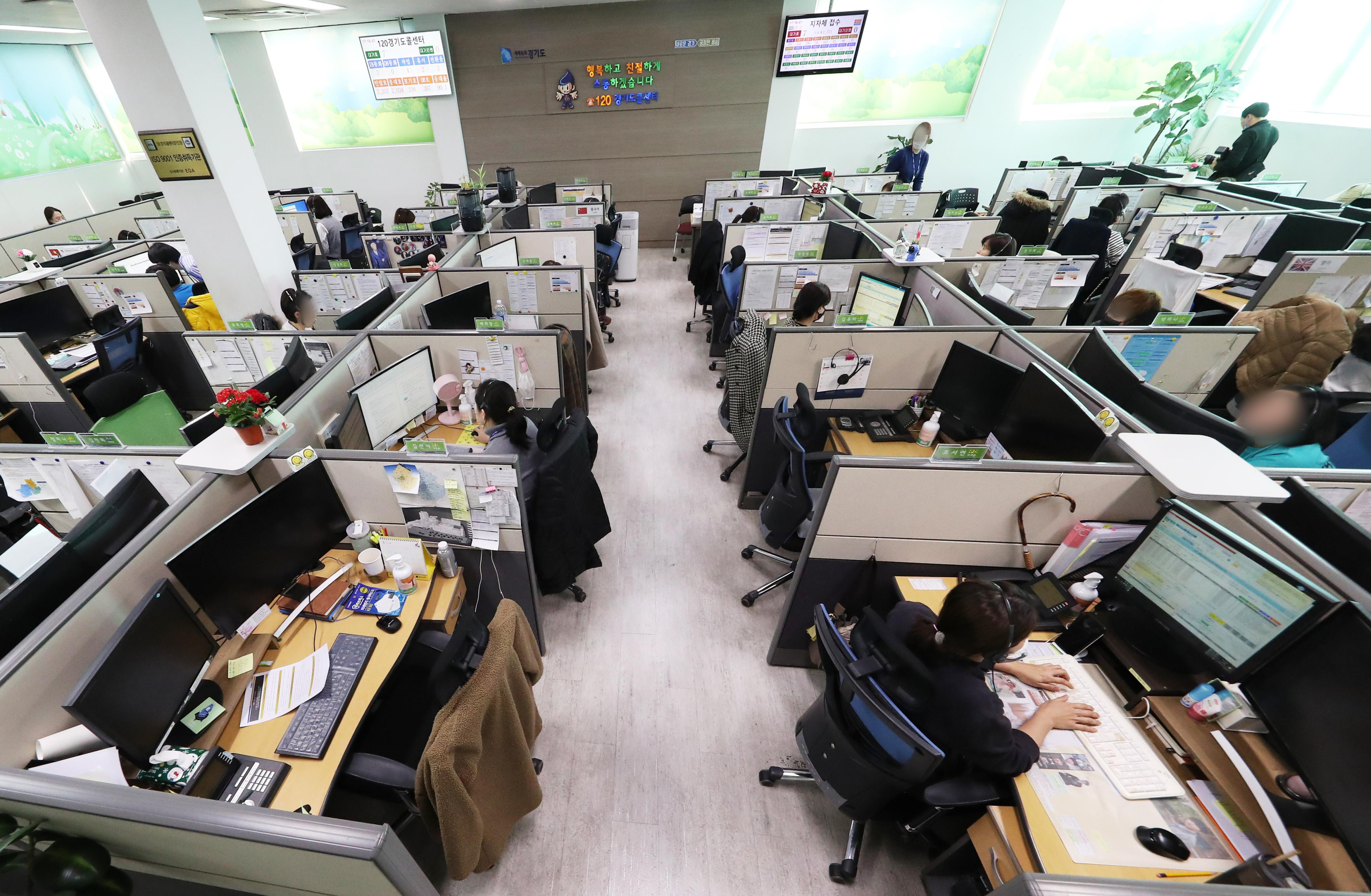 Imagen de una sala de call center de operadoras telefónicas / EP