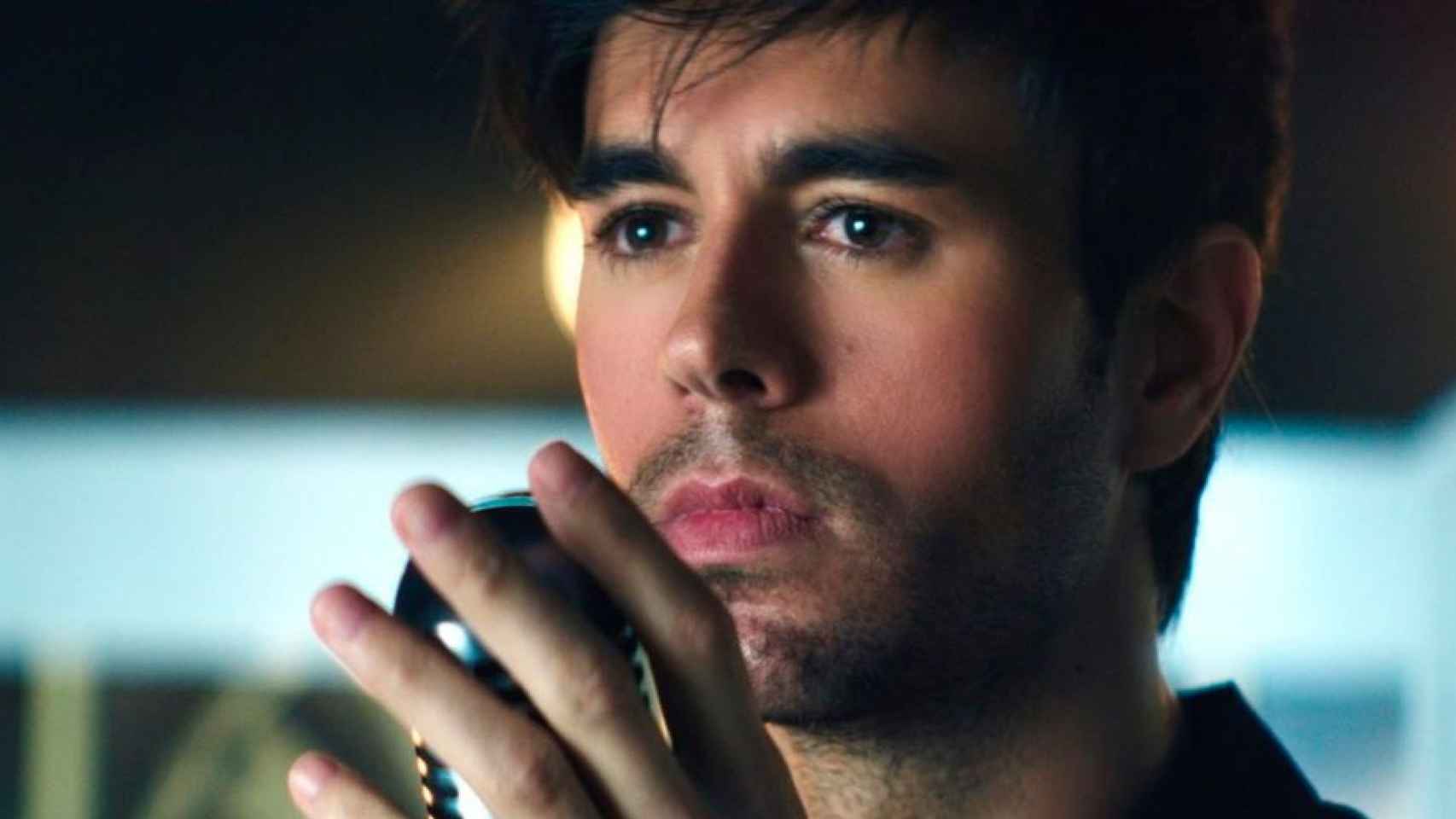 Enrique Iglesias en el videoclip de 'El Baño' / CD