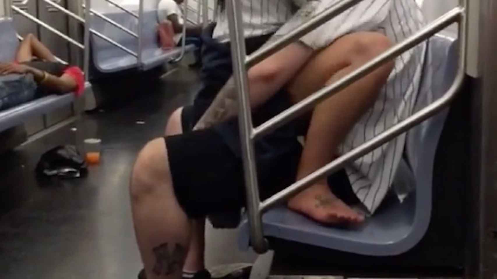 La pareja tuvo sexo en el vagón del metro