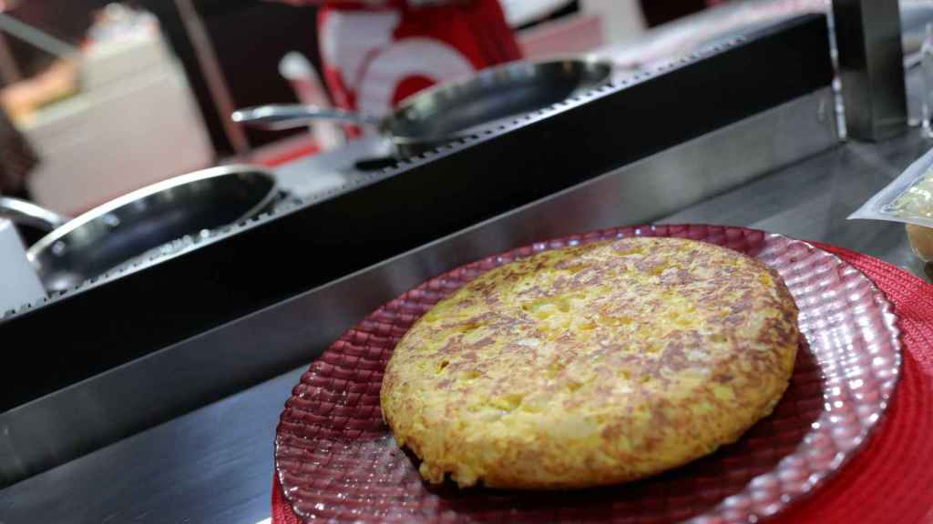 Una tortilla de patatas el plato / CG