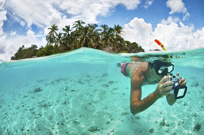 'Influencer' haciendo una foto bajo el agua / BOOKING