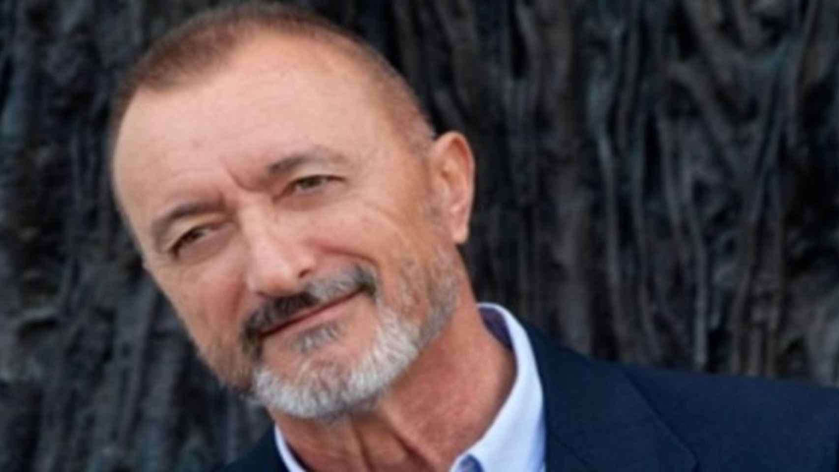 Retrato del escritor Arturo Pérez-Reverte / Victoria Iglesias en ARTURO PÉREZ-REVERTE OFICIAL