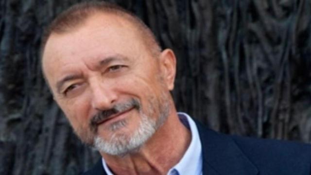 Retrato del escritor Arturo Pérez-Reverte / Victoria Iglesias en ARTURO PÉREZ-REVERTE OFICIAL