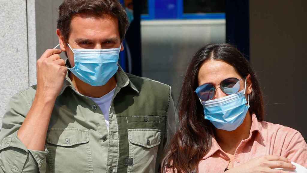 Malú y Albert Rivera abandonan el hospital tras convertirse en padres de su primera hija en común / AGENCIAS