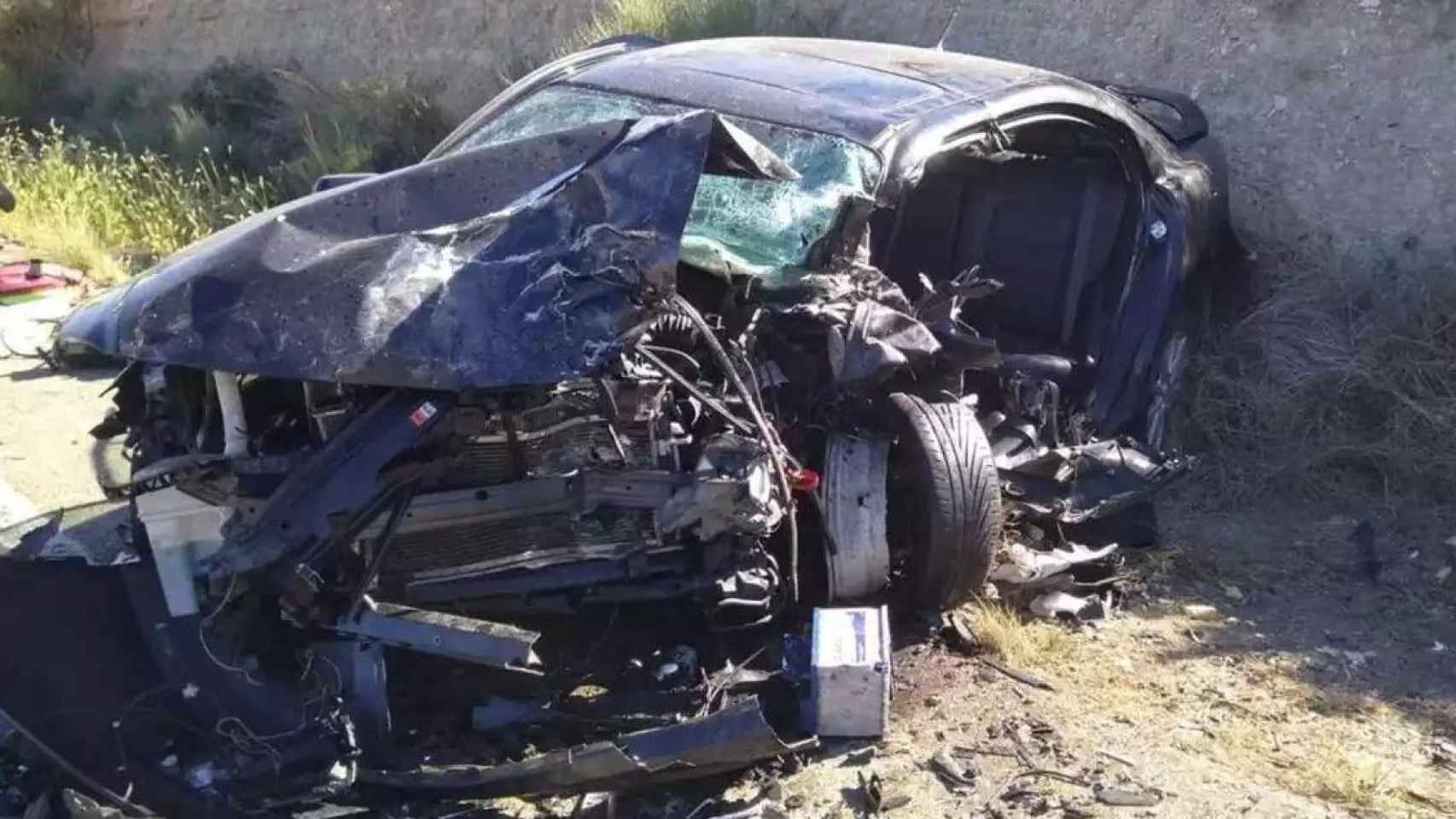 Imagen de archivo del coche donde murió la mujer / BOMBEROS DE ZARAGOZA