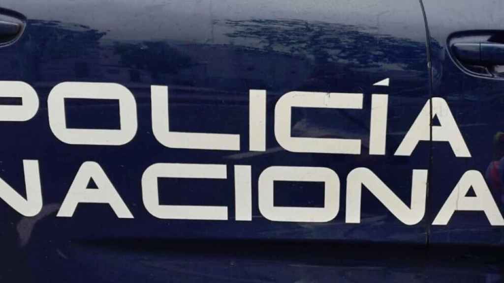 El coche de la Policía Nacional en el que trasladaron al detenido / EP