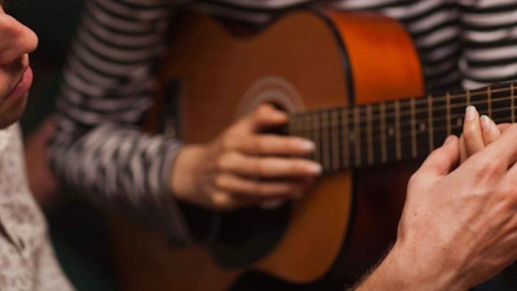 Una foto de archivo de un profesor de música