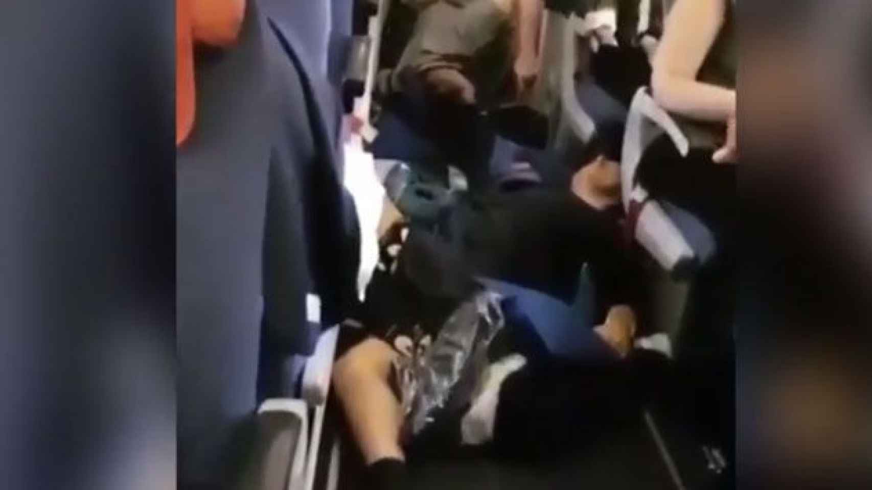 Los heridos por las turbulencias del vuelo entre Moscú y Bangkok, en el pasillo del avión / CG