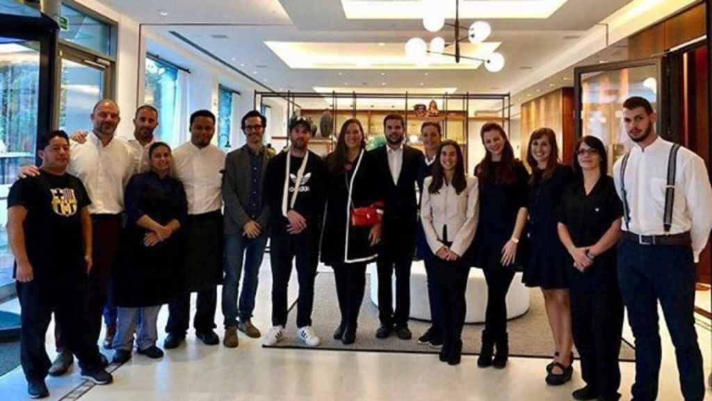 Messi con trabajadores de su hotel / REDES