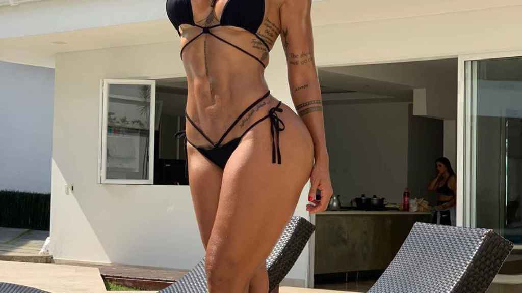 Sonia Isaza en la piscina : INSTAGRAM