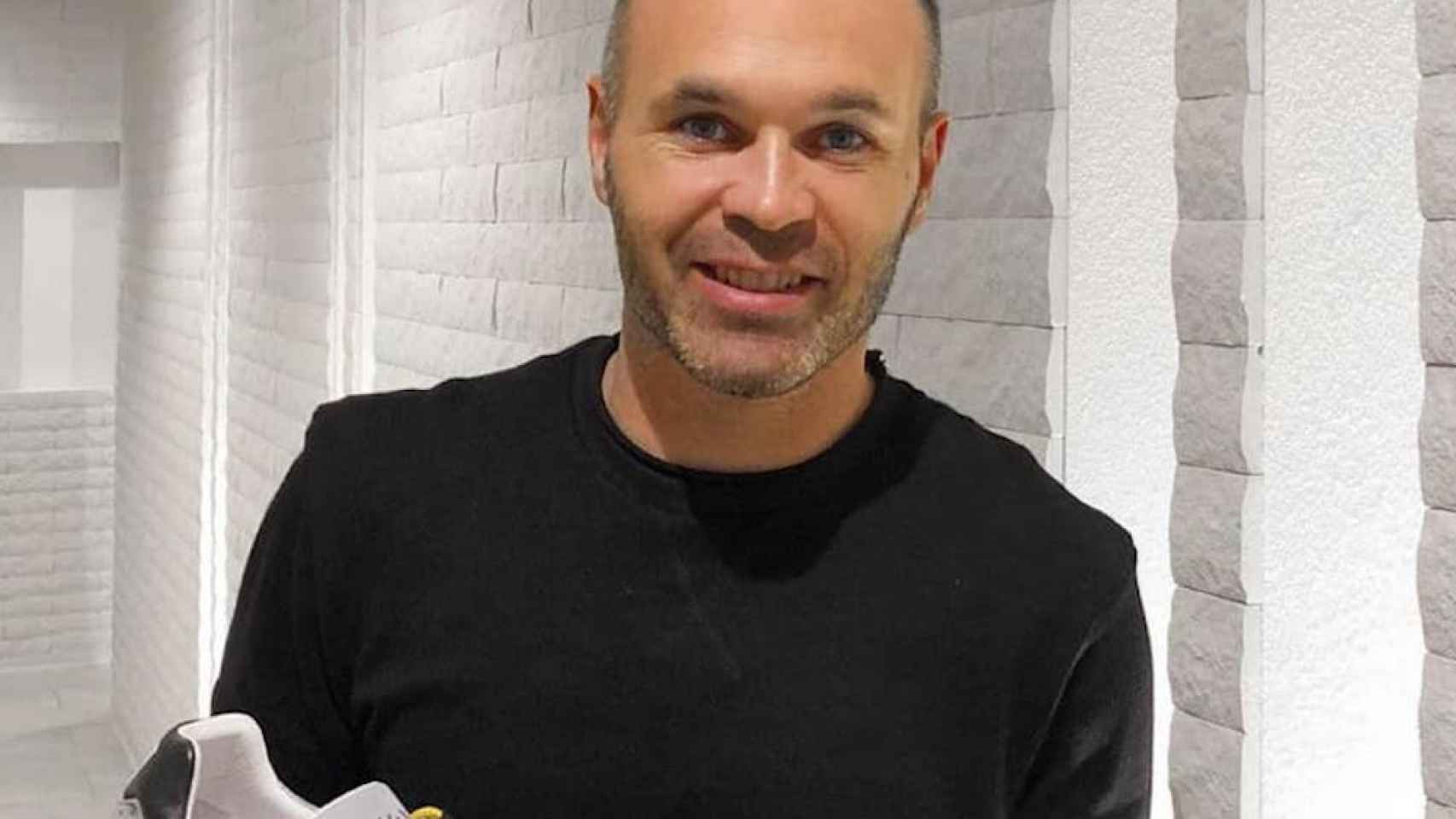 Una foto de Andrés Iniesta con una de las nuevas zapatillas Mikakus / INSTAGRAM