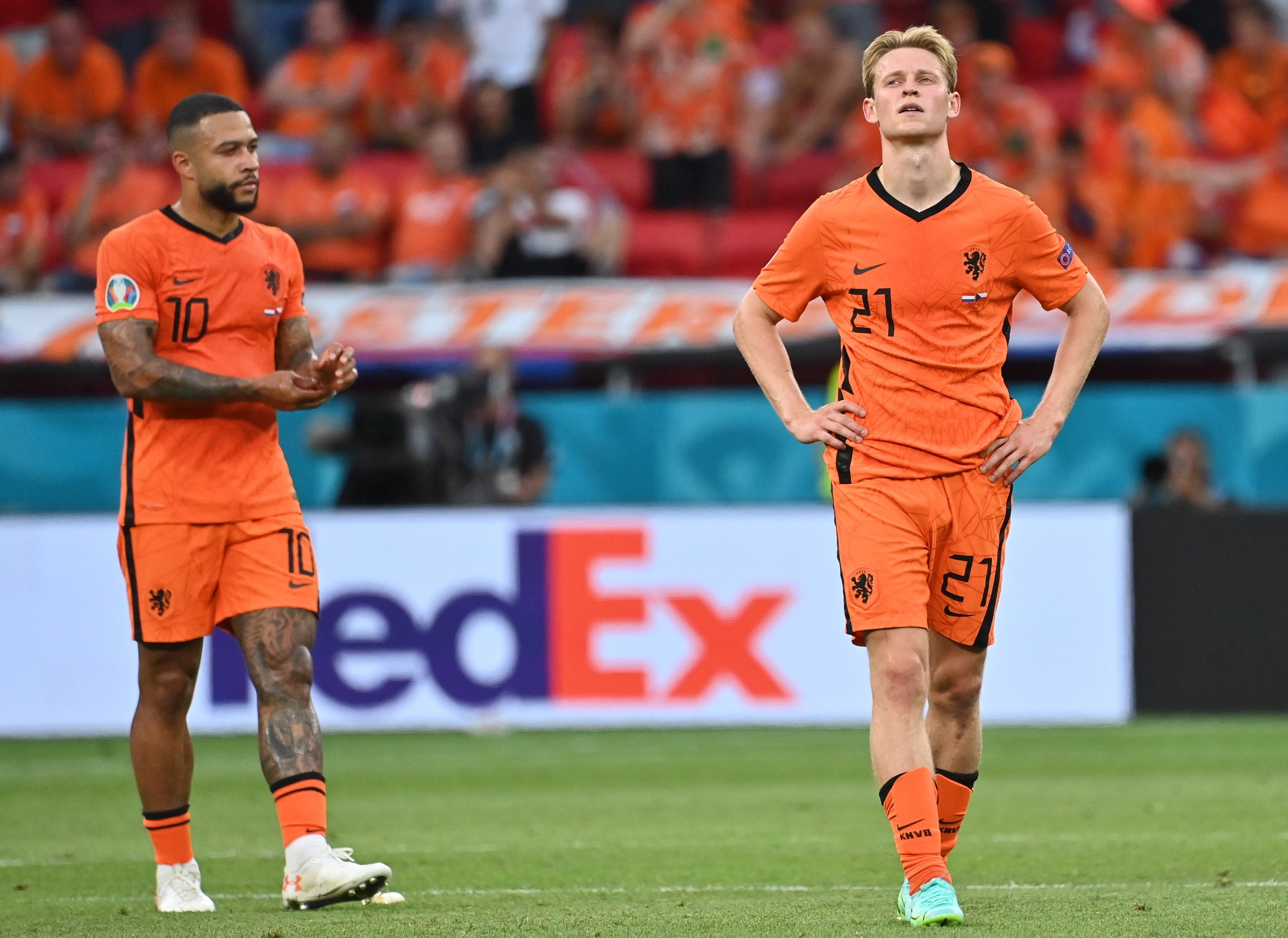 Memphis Depay y Frenkie De Jong tras caer eliminados con Países Bajos frente a la República Checa, en la Euro / EFE