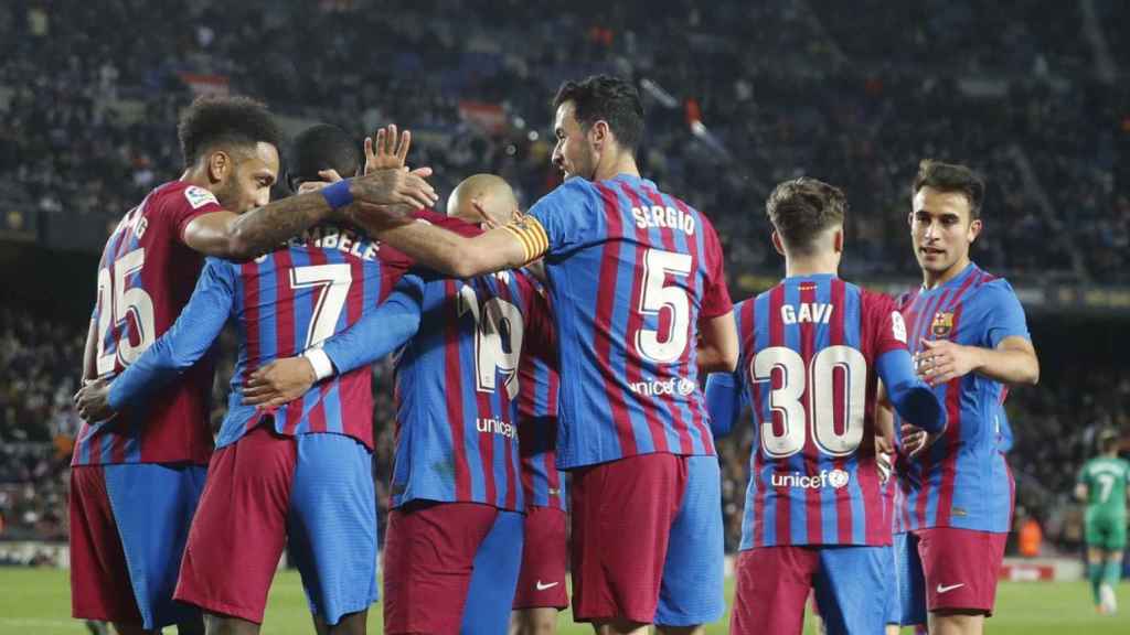 Aubameyang, Busquets, Dembelé, Alves, Gavi y Ferran Torres, celebrando un gol ante Osasuna / EFE