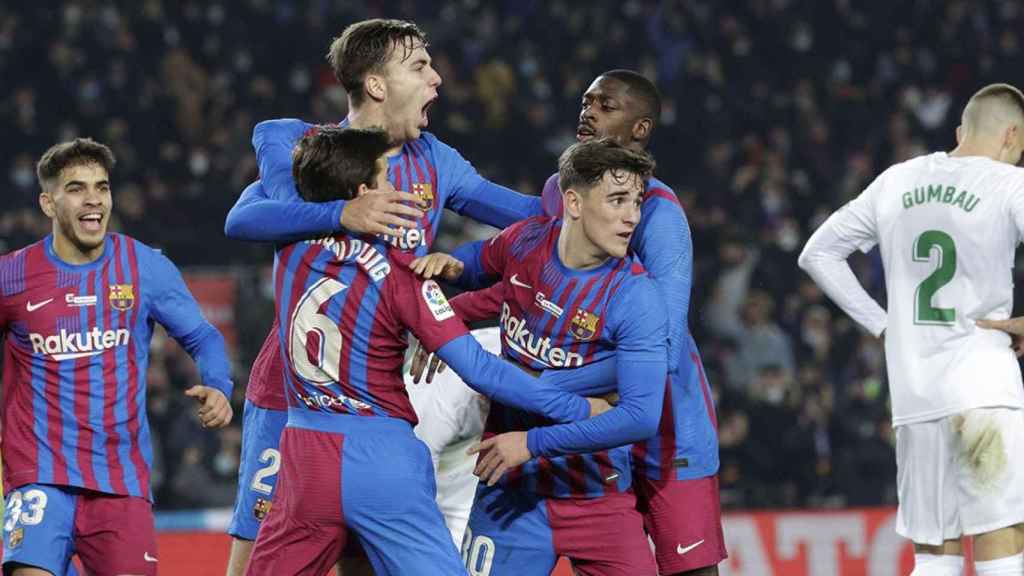 Nico González, felicitado por Gavi, celebra el gol de la victoria del Barça de Xavi contra el Elche / EFE