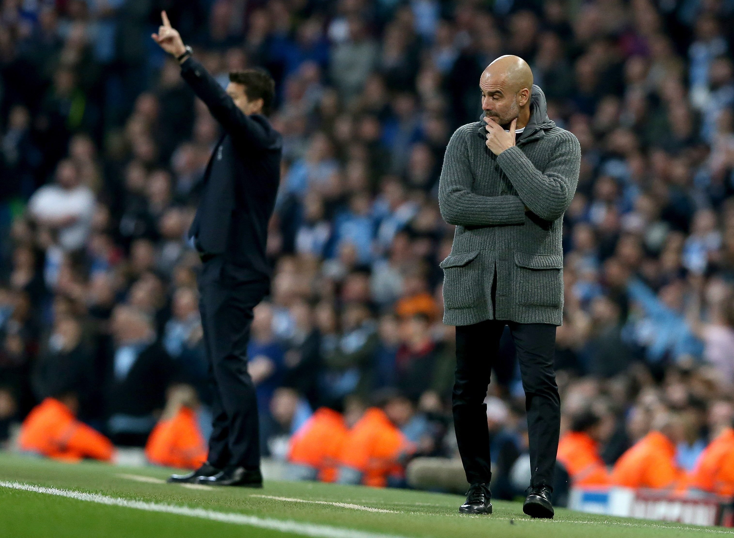 Pep Guardiola en la banda durante el duelo entre Manchester City y Tottenham Hotspur / EFE