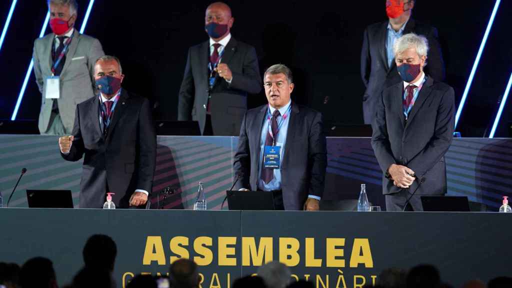 Joan Laporta, junto al vicepresidente primero Rafa Yuste y al secretario Josep Cubells / EFE