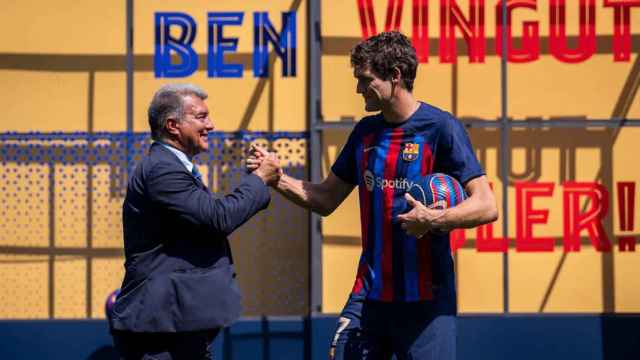 El apretón de manos de Joan Laporta y Marcos Alonso, en el día de su presentación con el Barça / FCB