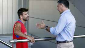 Bartomeu, hablando con Piqué en un entrenamiento | FCB