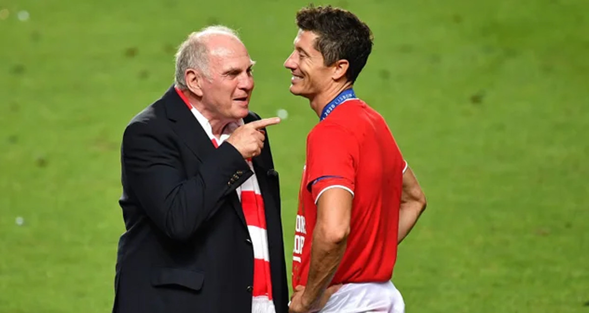 Uli Hoeness, junto a Lewandowski, durante la celebración de un título del Bayern / Redes